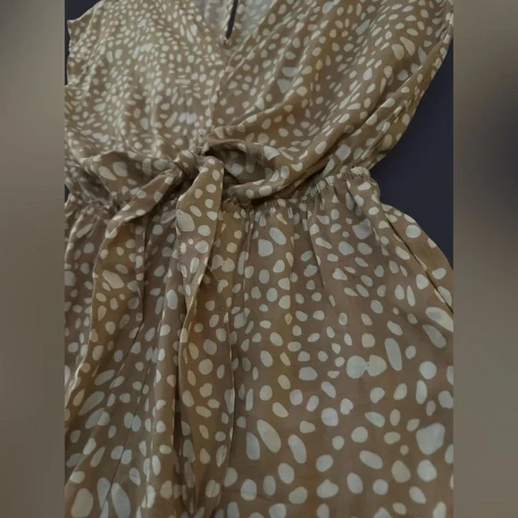 SIMPLEE Tan and white front tie romper - Picture 5 of 7